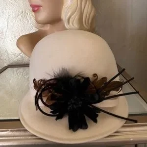 Michele | Accessories | Jaunty 96s Winter White Felt Cap  display picture 3